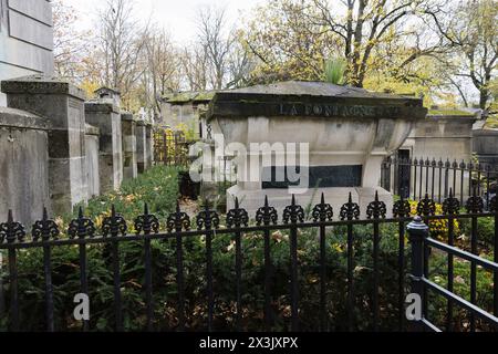 Paris, Frankreich, 11. November 2023. Das Grab des französischen Schriftstellers und Dichters Jean de La Fontaine (1621–1695) in der 25. Abteilung des Friedhofs Pere-Lachaise. ©Isabella de Maddalena/opale.Photo Stockfoto