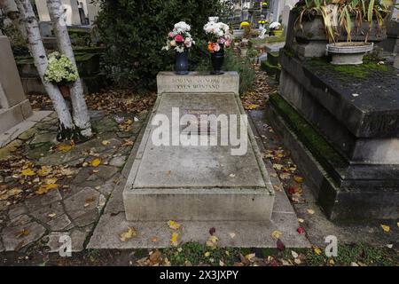 Paris, Frankreich, 11. November 2023. Das Grab des in Italien geborenen französischen Sängers und Schauspielers Yves Montand (Ivo Livi, 1921–1991) und der französischen Schauspielerin und Schriftstellerin Simone Signoret (Simone-Henriette-Charlotte Kaminker 1921–1985) in der 44. Abteilung des Friedhofs Pere-Lachaise. ©Isabella de Maddalena/opale.Photo Stockfoto