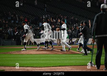 Chicago, Usa. April 2024. Am Ende des Major League Baseballspiels feiert das Chicago White Sox Team den Sieg über die Tampa Bay Rays im garantierten Rate Field. Tampa Bay Rays 4: 9 Chicago White Sox. (Foto: Kyle Mazza/SOPA Images/SIPA USA) Credit: SIPA USA/Alamy Live News Stockfoto