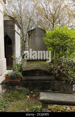 Paris, Frankreich, 11. November 2023. Das Grab des französischen Fotografen, Verfechters des Flugzeugs, Designers und Schriftstellers Gaspard-Felix Tournachon, bekannt als Nadar (1820–1910), in der 36. Abteilung des Friedhofs Pere-Lachaise. 1858 war er der erste, der Luftaufnahmen machte. ©Isabella de Maddalena/opale.Photo Stockfoto