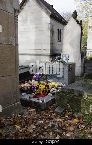 Paris, Frankreich, 11. November 2023. Das Grab des amerikanischen Singer-Songwriters, Komponisten und Dichters Jim Morrison (James Douglas Morrison, 1943–1971) in der 6. Abteilung des Friedhofs Pere-Lachaise. ©Isabella de Maddalena/opale.Photo Stockfoto