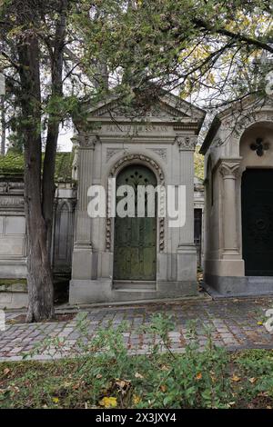 Paris, Frankreich, 11. November 2023. Das Grab des französischen Beamten und Stadtplaners Georges Eugene Haussmann (1809–1891) in der 4. Division des Friedhofs Pere-Lachaise. Er war Präfekt der seine (1853–1870), der von Kaiser Napoleon III. Ausgewählt wurde, um einen massiven Stadterneuerungsplan mit Boulevards, Parks und öffentlichen Arbeiten in Paris durchzuführen, der als Haussmanns Renovierung von Paris bekannt ist. ©Isabella de Maddalena/opale.Photo Stockfoto