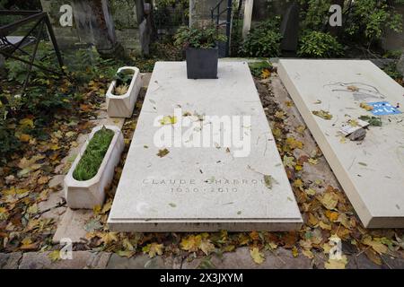 Paris, Frankreich, 11. November 2023. Das Grab des französischen Regisseurs, Drehbuchautors, Schauspielers und Filmkritikers Claude Chabrol (1930–2010) in der 10. Abteilung des Friedhofs Pere-Lachaise. ©Isabella de Maddalena/opale.Photo Stockfoto