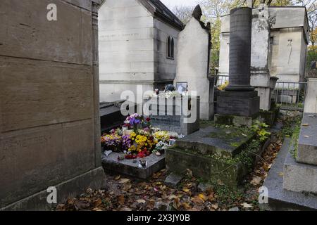 Paris, Frankreich, 11. November 2023. Das Grab des amerikanischen Singer-Songwriters, Komponisten und Dichters Jim Morrison (James Douglas Morrison, 1943–1971) in der 6. Abteilung des Friedhofs Pere-Lachaise. ©Isabella de Maddalena/opale.Photo Stockfoto