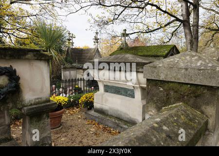 Paris, Frankreich, 11. November 2023. Das Grab des französischen Schriftstellers und Dichters Jean de La Fontaine (1621–1695) in der 25. Abteilung des Friedhofs Pere-Lachaise. ©Isabella de Maddalena/opale.Photo Stockfoto