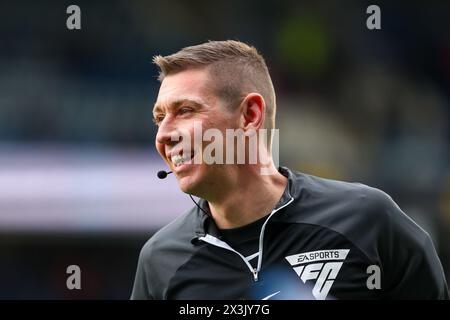 John Smith's Stadium, Huddersfield, England - 27. April 2024 Schiedsrichter Matthew Donohue - vor dem Spiel Huddersfield Town gegen Birmingham City, Sky Bet Championship, 2023/24, John Smith's Stadium, Huddersfield, England - 27. April 2024 Credit: Mathew Marsden/WhiteRosePhotos/Alamy Live News Stockfoto