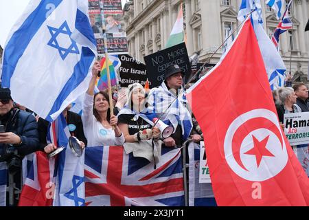 London, Großbritannien, 27. April 2024. Britisch-Israelis und andere Unterstützer haben heute Nachmittag einen Gegenprotest entlang der Route des Nationalmarsches für Palästina veranstaltet und die Freilassung der verbleibenden Geiseln gefordert, die seit dem 7. Oktober in Gaza gefangen gehalten wurden. Quelle: Eleventh Photography/Alamy Live News Stockfoto