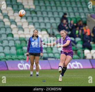 NORTHAMPTON, ENGLAND - Sa 27-April -2024: Lia Green von Loughborough Lightning in der Umbauaktion während des Allianz Premiership Women's Rugby Matches zwischen Loughborough Lightning und Sale Sharks in Franklin's Gardens am 27. April 2024 in Northampton, England. Quelle: PATRICK ANTHONISZ/Alamy Live News Stockfoto