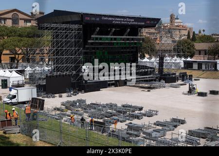 Rom, Italien. April 2024. Bühnenaufbauarbeiten für das Maikonzert im Circus Maximus in Rom (Foto: © Matteo Nardone/Pacific Press via ZUMA Press Wire) NUR REDAKTIONELLE VERWENDUNG! Nicht für kommerzielle ZWECKE! Stockfoto