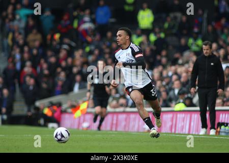 London, Großbritannien. April 2024. London, 27. April 2024: Antonee Robinson of Fulham während des Premier League-Spiels zwischen Fulham und Crystal Palace im Craven Cottage am 27. April 2024 in London. (Pedro Soares/SPP) Credit: SPP Sport Press Photo. /Alamy Live News Stockfoto