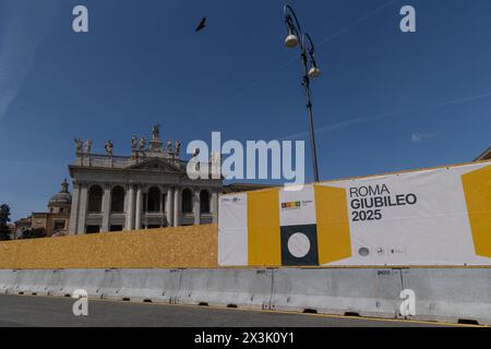 Rom, Italien. April 2024. In Bearbeitung befindliche Arbeiten auf der Piazza San Giovanni in Rom zum Jubiläum 2025 (Kreditbild: © Matteo Nardone/Pacific Press via ZUMA Press Wire) NUR ZUR REDAKTIONELLEN VERWENDUNG! Nicht für kommerzielle ZWECKE! Stockfoto