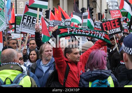 London, Großbritannien, 27. April 2024. Tausende von Menschen nahmen an einem Nationalmarsch für Palästina Teil, in dem sie die britische Regierung aufforderten, die Bewaffnung Israels einzustellen und einen dauerhaften Waffenstillstand in Gaza zu fordern. Quelle: Eleventh Photography/Alamy Live News Stockfoto