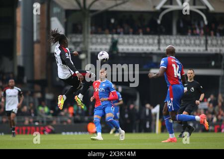 London, Großbritannien. April 2024. London, 27. April 2024: Calvin Bassey of Fulham akrobatische Freilassung während des Premier League-Spiels zwischen Fulham und Crystal Palace im Craven Cottage am 27. April 2024 in London. (Pedro Soares/SPP) Credit: SPP Sport Press Photo. /Alamy Live News Stockfoto