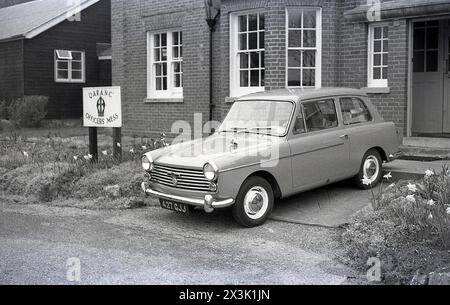1960er Jahre, historisch, außerhalb des Offizieren-Chaos geparkt, des Queen Alexandra's Royal Army Nursing Corps (Q.A.R.A.N.C), eines Austin A40, eines kleinen Familienautos der Britsh Motor Corporation. Der 1958 eingeführte A40 wurde von der italienischen Firma Pininfarina gestylt und war bis 1967 in Produktion. Stockfoto