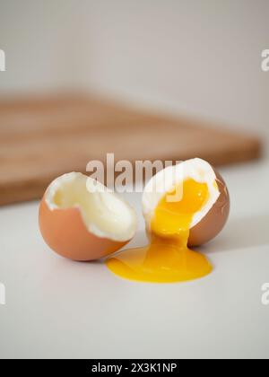 Nahaufnahme von zerbrochenem, halb gekochtem Ei Stockfoto