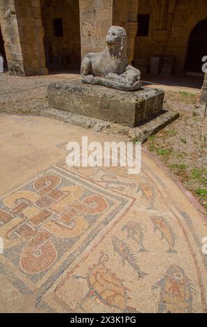 Grab, Löwenstatue mit Mosaiken, Archäologisches Museum, Altstadt von Rhodos, Rhodos, Inselgruppe Dodekanese, Griechenland Stockfoto