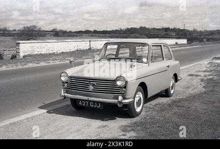 1960er Jahre, historisch, ein 2-türiger Austin A40 Farina Auto aus der Zeit, parkte neben einer Straße in Dorset, England, Großbritannien. Der A40 wurde 1958 von der Britsh Motor Corporation (BMC) hergestellt und von der italienischen Firma Pininfarina gestaltet. Der Wagen war bis 1967 mit verschiedenen Modellen in Produktion. Stockfoto