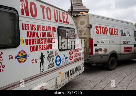 London, Großbritannien, 27. April 2024. Weniger als eine Woche vor der Wahl des Londoner Bürgermeisters findet eine Anti-ULEZ-Demonstration auf dem Trafalgar Square in London statt. Demonstranten halten den derzeitigen Bürgermeister Sadiq Khan für die Einführung der umstrittenen Ultra Low Emission Zone verantwortlich. Das ULEZ-System berechnet automatisch 12,50 £ für alle Fahrzeuge, die als umweltbelastend eingestuft werden und innerhalb der Autobahn M25 fahren. Wird die Gebühr nicht bezahlt, kann dies zu Geldstrafen von 90 bis 250 £ führen. Quelle: James Willoughby/Alamy Live News Stockfoto