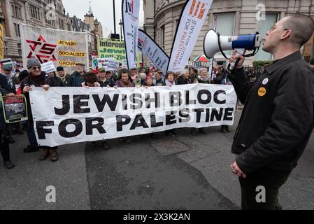 London, Großbritannien. April 2024. Ein großes Kontingent jüdischer Menschen schließt sich Hunderttausenden palästinensischen Anhängern an, die vom Parlamentsplatz zum Hyde Park durch das Zentrum Londons marschieren und einen Waffenstillstand und ein Ende der Unterstützung Großbritanniens und der USA für die Belagerung, Bombardierung und Invasion des Gazastreifens durch Israel nach einem Angriff von Hamas-Militanten fordern. Der Protest war der dreizehnte nationale marsch gegen Israels Krieg gegen Gaza, der im Oktober 2023 begann und vom Holocaust-Gelehrten Raz Segal als „Lehrbuchfall des Völkermords“ beschrieben wurde. Quelle: Ron Fassbender/Alamy Live News Stockfoto