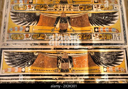 Wandbild von Geiern, Decke, Grabmal von Ramses V & VI, KV9, Tal der Könige, UNESCO-Weltkulturerbe, Luxor, Ägypten Stockfoto