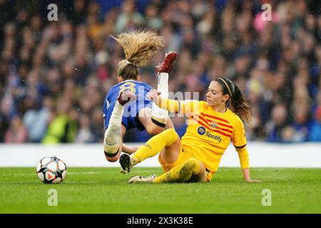 Melanie Leupolz von Chelsea (links) wird im Halbfinale der UEFA Women's Champions League im zweiten Legspiel in Stamford Bridge in London von der Barcelonerin Aitana angegriffen. Bilddatum: Samstag, 27. April 2024. Stockfoto