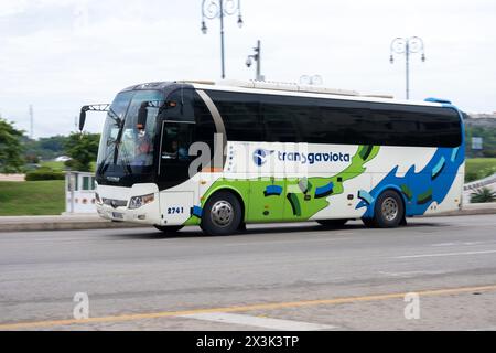 HAVANNA, KUBA - 28. AUGUST 2023: Yutong ZK6107HA Luxusbus des öffentlichen Verkehrsunternehmens Transgaviota in Havanna, Kuba mit Bewegungsunschärfe Stockfoto