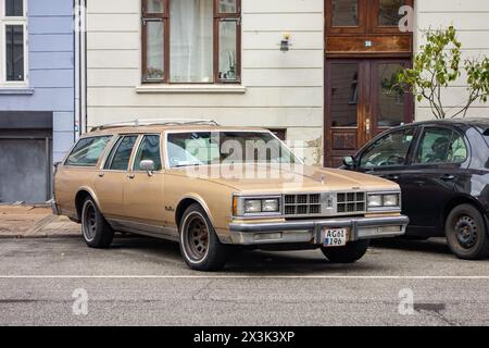 KOPENHAGEN, DÄNEMARK - 29. OKTOBER 2014: Oldsmobile Custom Cruiser 1986 Oldsmobile in Dänemark Stockfoto