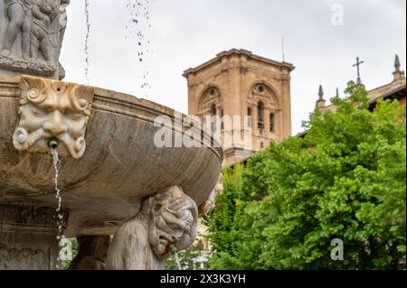 Blick auf die Fuente de los Gigantones auf dem Platz Bib-Rambla in Granada (Spanien) mit dem Domturm im Hintergrund Stockfoto