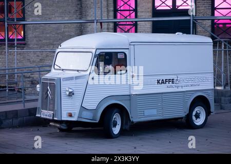 ROSKILDE, DÄNEMARK - 30. OKTOBER 2014: Grauer legendärer Citroen Typ H von Kaffe Ekspressen in Roskilde, Dänemark Stockfoto