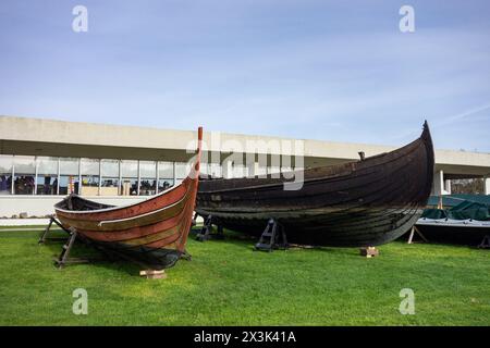 ROSKILDE, DÄNEMARK - 30. OKTOBER 2014: Zwei Schiffe vor dem Wikingerschiffmuseum in Roskilde, Dänemark Stockfoto