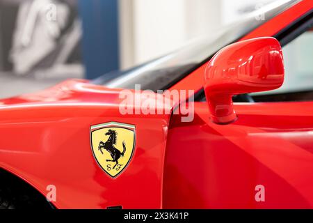 MODENA, ITALIEN - 21. APRIL 2022: Abzeichen und Logo der Automobilfirma Ferrari auf dem Supersportwagen F40 im Enzo Ferrari Museum in Modena Stockfoto