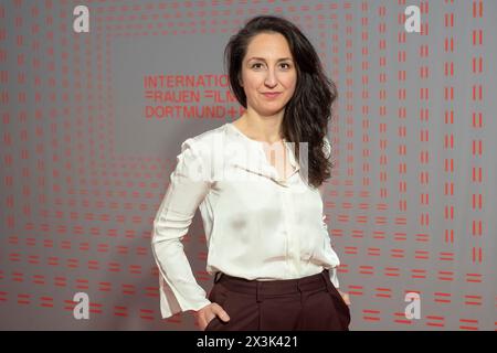 Asli Özarslan (* 19. Juli 1986 in Berlin) ist eine deutsche Regisseurin, die sich in ihrer Arbeit intensiv mit sozialen und kulturellen Identitäten auseinandersetzt. Stockfoto