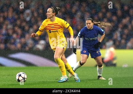 Barcelona Lucy Bronze (links) und Chelsea Fran Kirby kämpfen um den Ball im Halbfinale der UEFA Women's Champions League, dem zweiten Legspiel in Stamford Bridge, London. Bilddatum: Samstag, 27. April 2024. Stockfoto