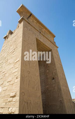 Tor von Ptolemäus III, Karnak-Tempelkomplex, UNESCO-Weltkulturerbe, Luxor, Ägypten Stockfoto