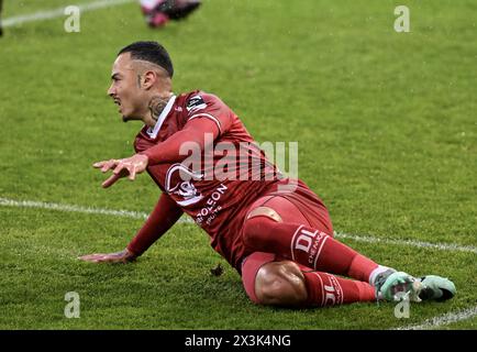 Waregem, Belgien. April 2024. Essevees Matheus Machado Ferreira reagiert auf ein Fußballspiel zwischen SV Zulte Waregem und Lommel SK am Samstag, den 27. April 2024 in Waregem, dem ersten Halbfinalspiel für den Aufstieg am Ende der zweiten Liga der Challenger Pro League 2023-2024. BELGA FOTO JOHN THYS Credit: Belga News Agency/Alamy Live News Stockfoto