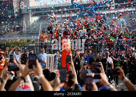 14. April 2024, Fort Worth, Tx, USA: Chase Elliott gewinnt den AutoTrader EchoPark Automotive 400 in Fort Worth, TX, USA. (Credit Image: © Stephen A. Arce Action Sports Ph/ASP) NUR REDAKTIONELLE VERWENDUNG! Nicht für kommerzielle ZWECKE! Stockfoto