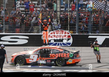 Fort Worth, Tx, USA. April 2024. Chase Elliott gewinnt den AutoTrader EchoPark Automotive 400 in Fort Worth, TX, USA. (Credit Image: © Stephen A. Arce Action Sports Ph/ASP) NUR REDAKTIONELLE VERWENDUNG! Nicht für kommerzielle ZWECKE! Stockfoto