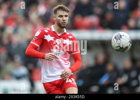 Barnsley, Großbritannien. April 2024. John Mcatee von Barnsley beobachtet den Ball während des Spiels Barnsley gegen Northampton Town in Oakwell, Barnsley, Großbritannien, 27. April 2024 (Foto: Alfie Cosgrove/News Images) in Barnsley, Großbritannien am 27. April 2024. (Foto: Alfie Cosgrove/News Images/SIPA USA) Credit: SIPA USA/Alamy Live News Stockfoto