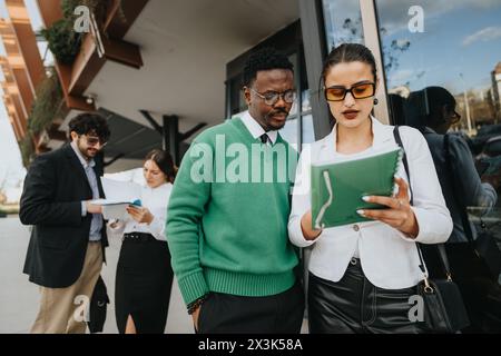 Unternehmerisches Team diskutiert Geschäftsstrategien im Freien Stockfoto