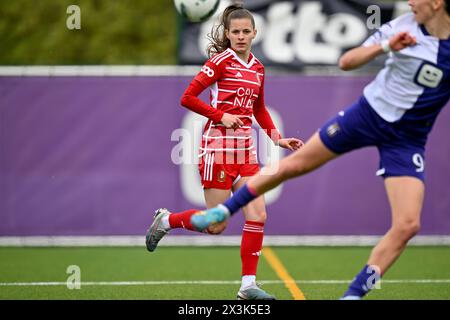 Anderlecht, Belgien. April 2024. Shari Van Belle (26) von Standard, das während eines Frauenfußballspiels zwischen RSC Anderlecht und Standard Femina de Lüttich am 6. Spieltag der Play-offs in der Saison 2023 - 2024 der Belgischen Lotto Womens Super League am Samstag, den 27. April 2024 in Anderlecht, gezeigt wurde. Belgien . Quelle: Sportpix/Alamy Live News Stockfoto
