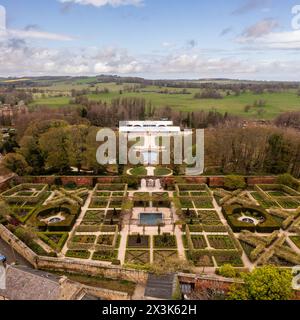 ALNWICK GARDENS, NORTHUMBERLAND, GROSSBRITANNIEN - 19. APRIL 2024. Blick aus der Luft auf die formellen Gärten von Alnwick Castle mit dem Pavillongebäude in a s Stockfoto