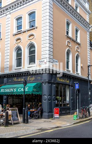 Ruskin's Café an einer Londoner Ecke. Stockfoto