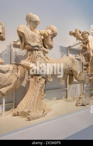 Der westliche Giebel des Zeus-Tempels, Archäologisches Museum von Olympia, Griechenland. Stockfoto