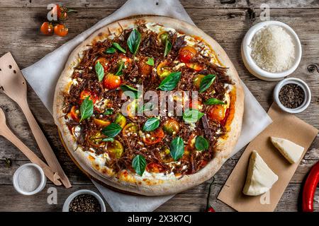 Sonnengetrocknete Fleischpizza, Rindfleisch-Dörrfleisch Stockfoto