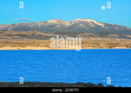 Der Vollmond steigt über den Glatzen in den Bergen des großen Gürtels und dem Fährsee in der Schlucht nahe townsend, montana Stockfoto