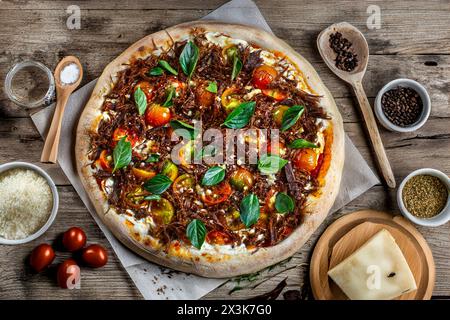 Sonnengetrocknete Fleischpizza, Rindfleisch-Dörrfleisch Stockfoto