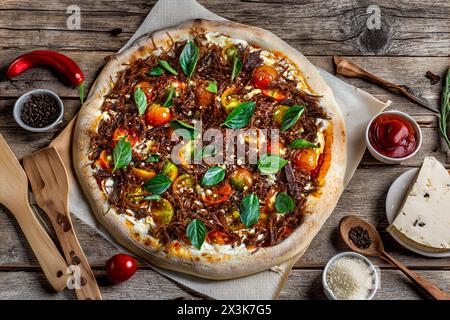 Sonnengetrocknete Fleischpizza, Rindfleisch-Dörrfleisch Stockfoto