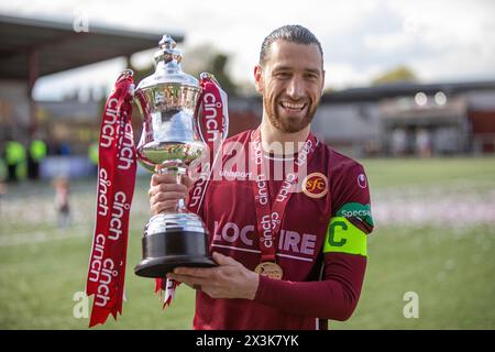 27.04.2024, Stenhousemuir, Schottland, Vereinigtes Königreich. Clubkapitän Gregor Buchanan, mit der Trophäe der Cinch League Two, das erste Mal, dass sein Club Wona hat. ligattitel in ihrer 140-jährigen Geschichte. Quelle: Thomas Gorman/Alamy News Live Stockfoto