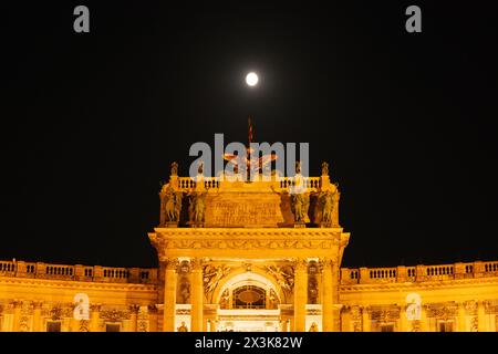 Hofburg-Gebäude in Wien und Mond am Nachthimmel Stockfoto
