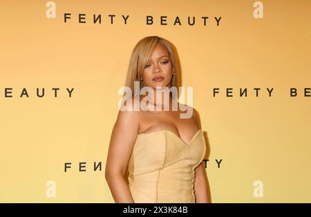 LOS ANGELES, KALIFORNIEN – 27. APRIL: Rihanna nimmt an ihrer immersiven Beauty-Veranstaltung zu Ehren von Fenty Beautys neuester Produkteinführung, Soft'lit Naturally Lu, Teil Stockfoto